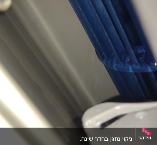 חלק ממערכת מיזוג אוויר עם רכיבים כחולים ולבנים